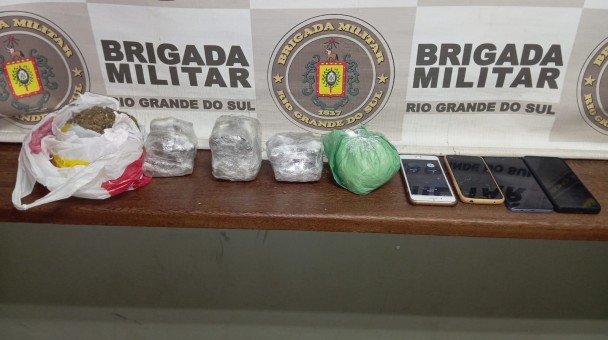 Material apreendido em frente ao banner da BM.