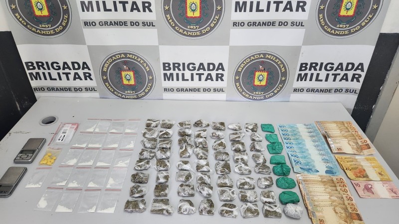 apreensão de porções de maconha, crack e cocaína e dinheiro.