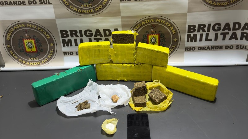Além dos 10 tabletes de maconha, encontrado uma porção de cocaína e outra de crck