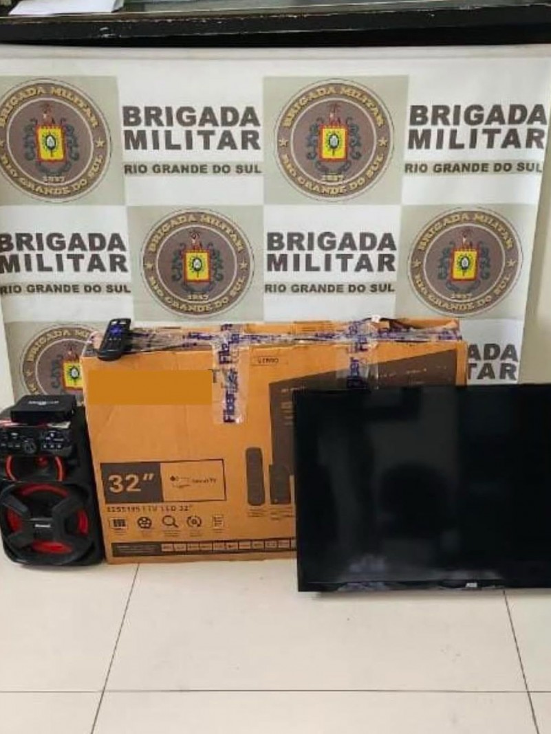 Banner da BM junto de uma TV e uma caixa de som