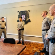 PM destaque recebendo homenagem