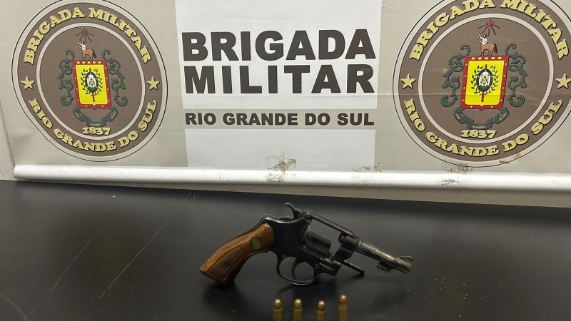 Na foto contém um revólver e 4 munições