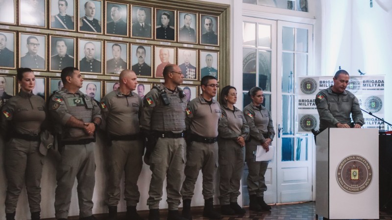 Foto mostra policiais militares atentos, dentro do Salão Nobre da Brigada Militar, enquanto o comandante-geral, coronel Feoli, discursa.