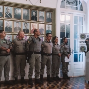 Foto mostra policiais militares atentos, dentro do Salão Nobre da Brigada Militar, enquanto o comandante-geral, coronel Feoli, discursa.