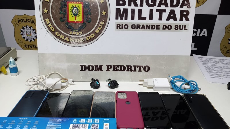Aparelhos celulares apreendidos, carregadores, entorpecentes