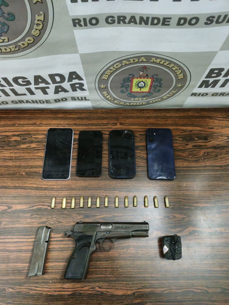 uma arma de fogo apreendida, quatro celulares, um carregador da arma de fogo, munições da arma de fogo e uma bucha de entorpecentes