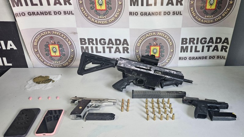 Uma submetralhadora, maconha, duas pistolas e munições apreendidas durante ação da Brigada Militar
