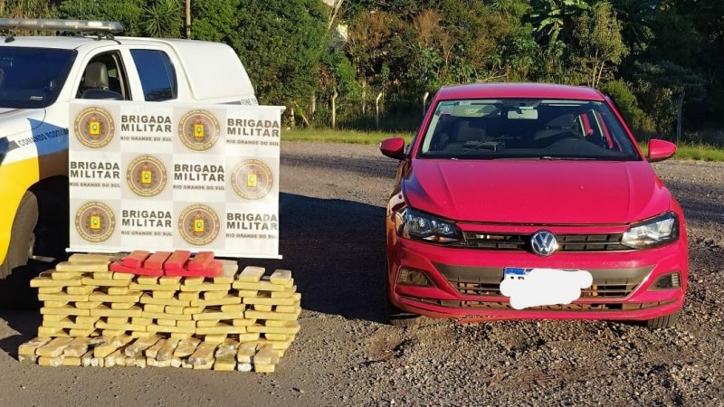Brigada Militar prende dois estrangeiros por tráfico de drogas e receptação de veículo