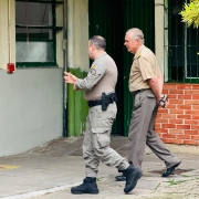 comandante do 25º BPM apresentando batalhão ao desembargador