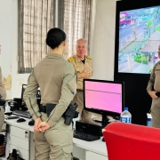 desembargador conhecendo sala de operações do 25º BPM