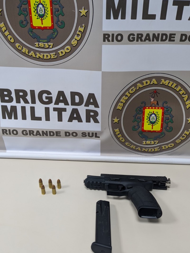 Na foto contém uma pistola, um carregador e 5 munições