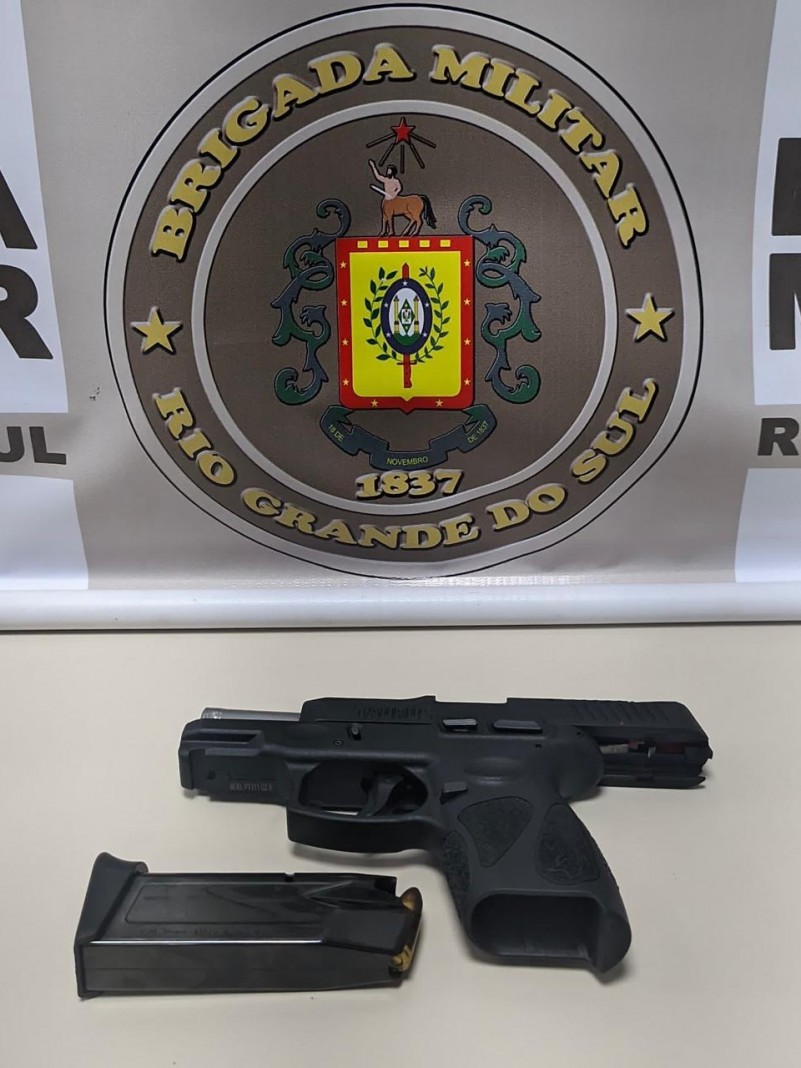 Na foto contém uma pistola com um carregador
