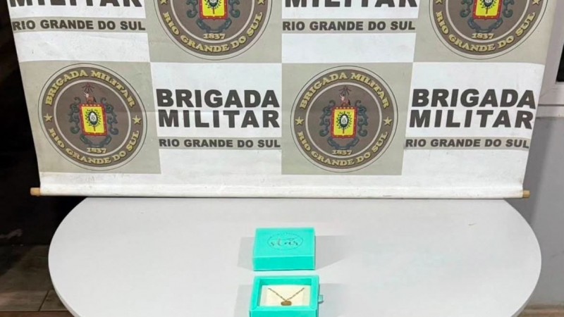 Banner da BM junto de Colar apreendido