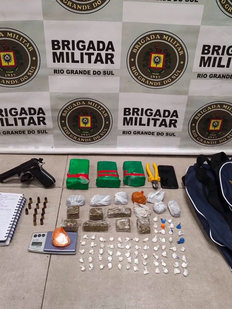 Banner da BM junto de drogas, pistola e munição