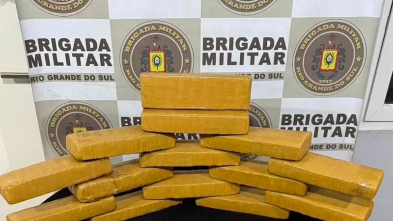 Banner da BM junto de drogas