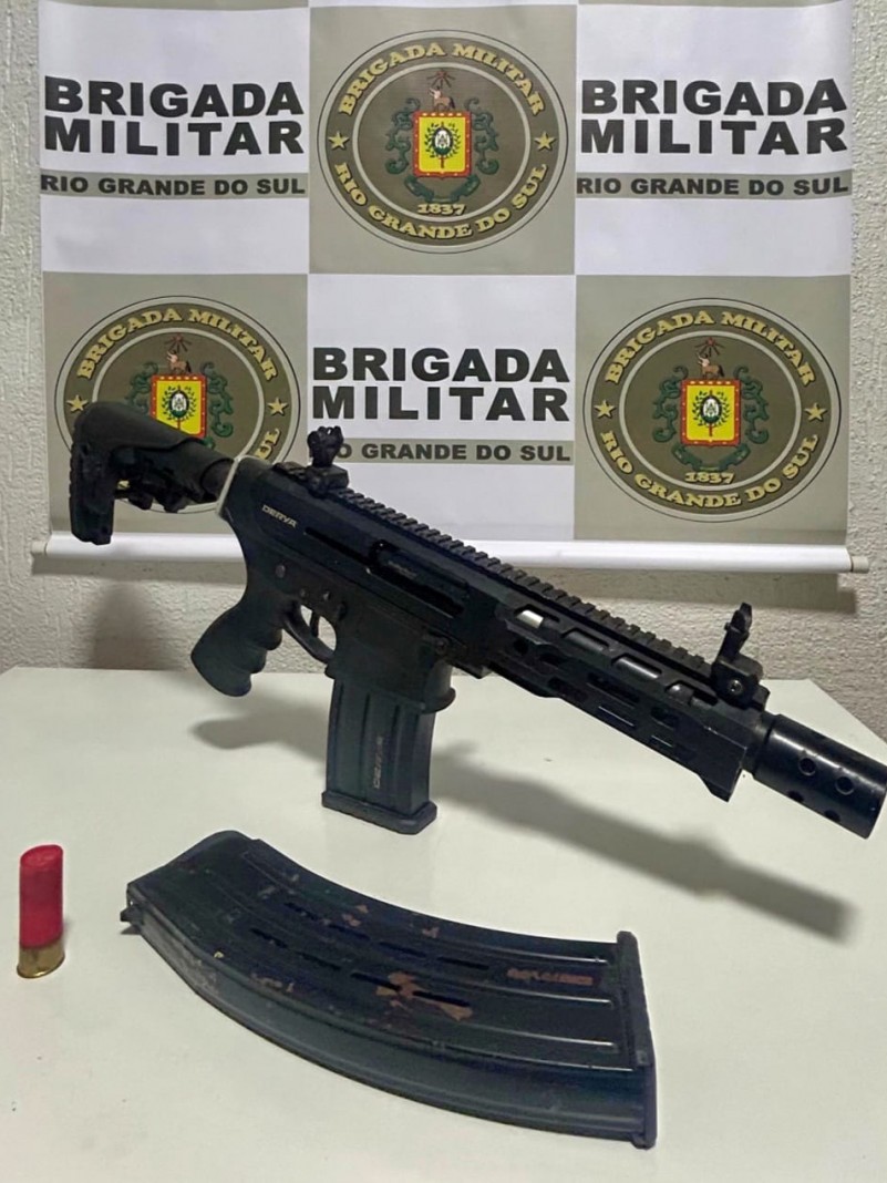 Na foto contém uma arma longa de grosso calibre e um carregador