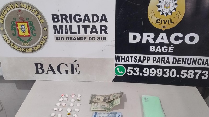 Entorpecentes, notas de dinheiro (reais e dólar) e um aparelho de celular