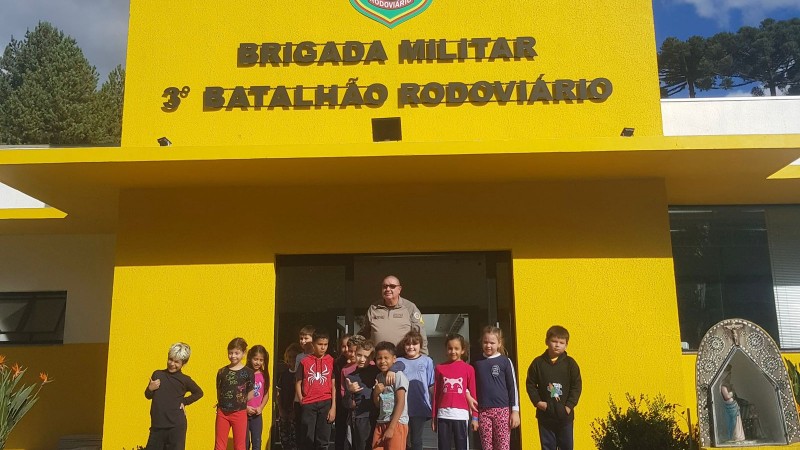 Brigada Militar recebe visita de alunos da Escola Municipal Valentin Tramontina