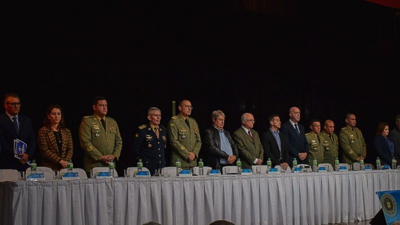 Mesa de abertura do evento com a presença das autoridades civis e militares
