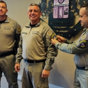 novo sgt do 25º BPM recebendo o simbulo do Batalhão