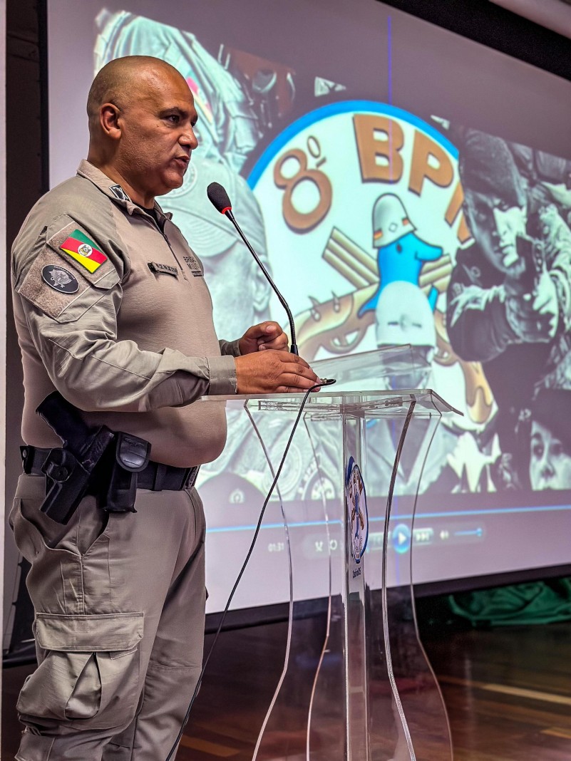 comandante do 8ºbpm tenente-coronel Luiz César Lima dos Santos fazendo uso da palavra