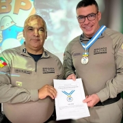 Tenente-coronel Luiz César entrega comenda do 8ºBPM para o coronel Dirceu