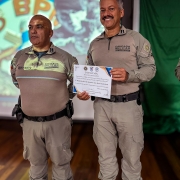 Comandante do 8ºBPM entrega diploma ao comandante do 2ºBPAT, tenente-coronel Noé