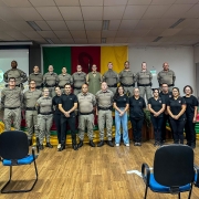 Membros da Universal nas Forças Policiais (UFP) junto com o efetivo do 8ºBPM