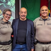 Tenente-coronel Luiz César, major Bruck com o senhor Antonio Donizete agraciado com diploma