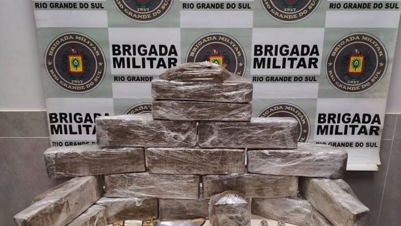 Banner da BM junto de uma faca e drogas