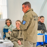 senhor em pé, falando para o público