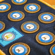 almofada na cor azul escuro, com moedas do símbolo da esfas, sobrepostas.