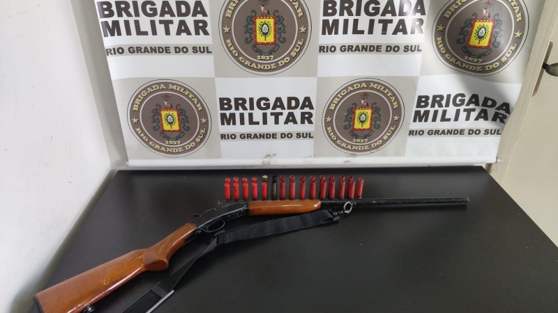 Na foto contém uma espingarda e munições