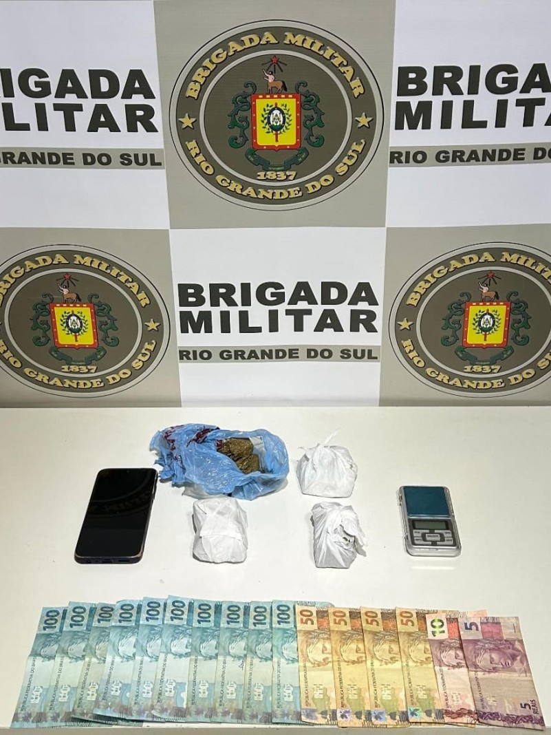 Na foto contém dinheiro, droga, balança de precisão e um telefone celular