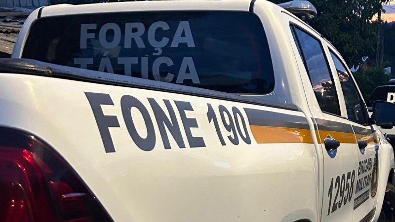 Na foto contém uma viatura da Força Tática