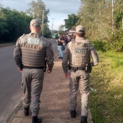 Dois Policiais Militares caminhando