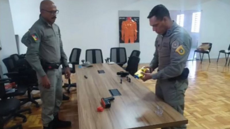 Brigada Militar realiza instrução de adaptação de arma eletroeletrônica de incapacitação neuromuscular em Santiago