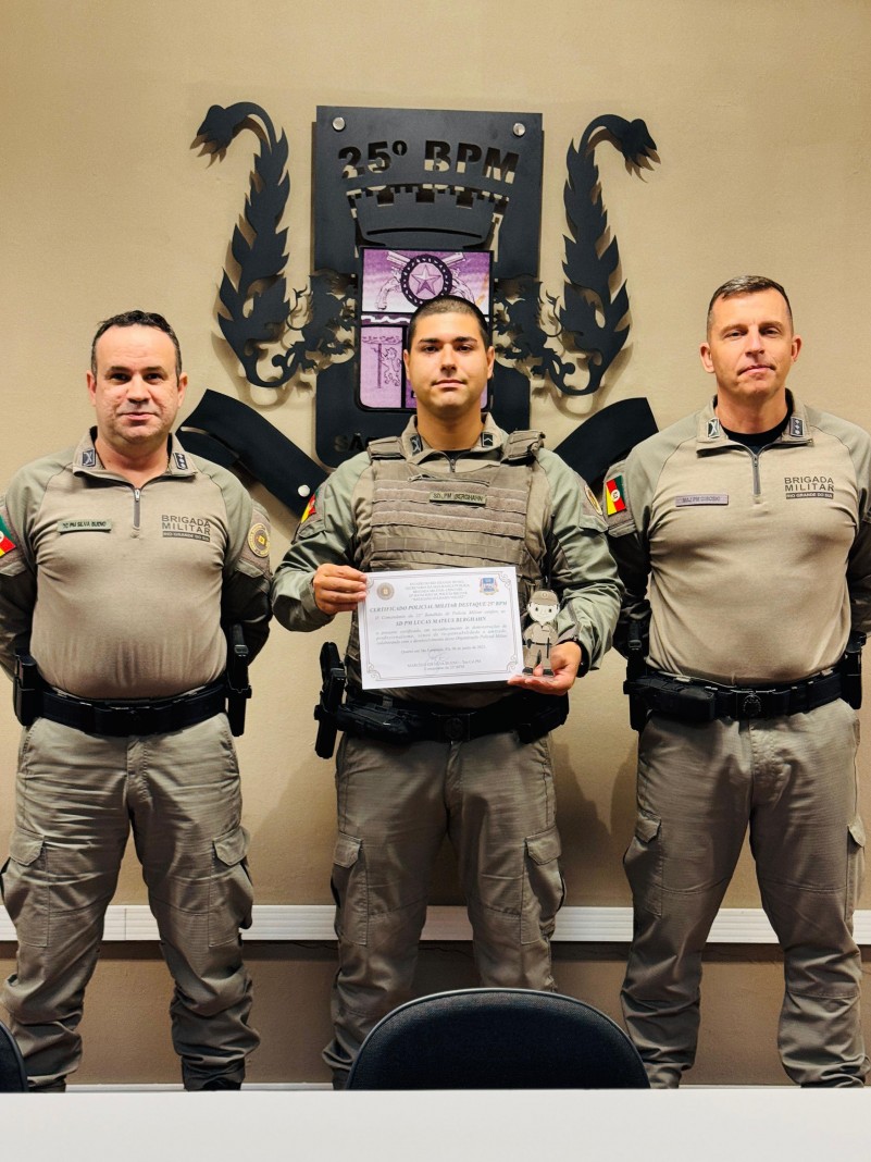 comandante entregando certificado ao PM destaque do m~es de maio (2)