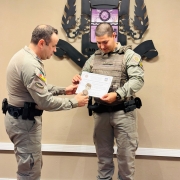 comandante entregando certificado ao PM destaque do m~es de maio (1)
