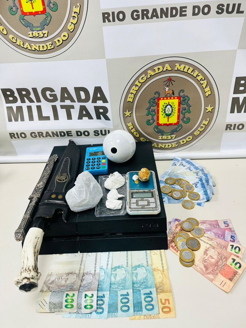Na foto contém dinheiro, droga, balança de precisão, facas, câmera de monitoramento