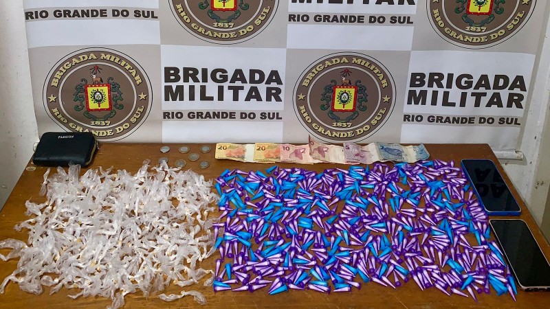 848 porções de drogas (pinos de cocaína e pedras de crack) em cima de uma mesa
