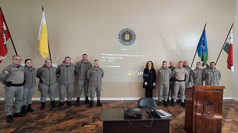 OFICIAIS E PRA&Ccedil;AS DO 35&ordm; BPM JUNTAMENTE COM A PROFESSORA DA UFSM
