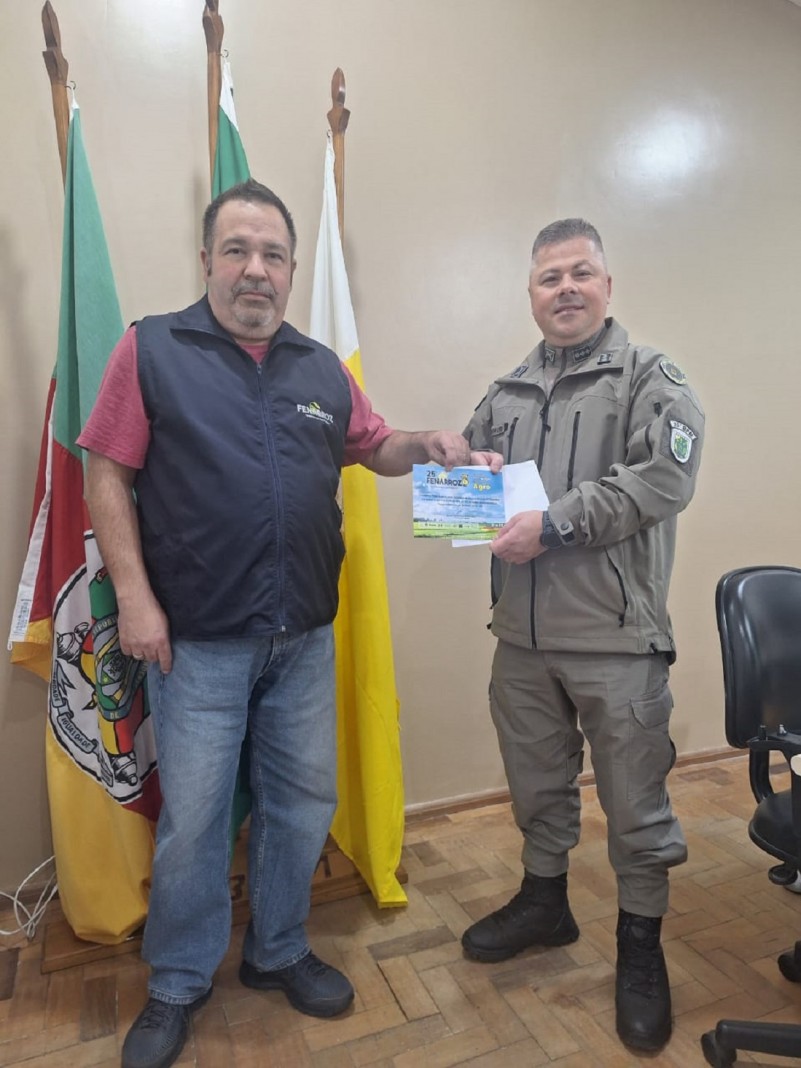 Ocomandante do 35&ordm; BPM, Major PM Ricardo Antonio Garske Mori recebendo o convite do Vice-Presidente de Seguran&ccedil;a da 25&ordf; FENARROZ &ndash; Multifeira e Agroneg&oacute;cio, Tenente Coronel da Reserva Remunerada  Jaime Roberto Soligo Filho