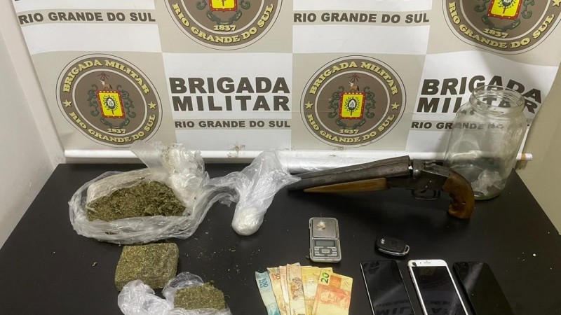 Na foto contém maconha, uma arma de fogo artesanal, dinheiro e telefones