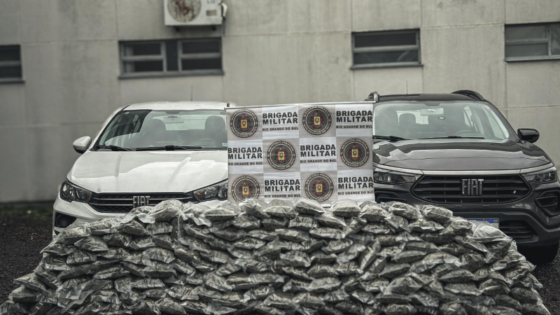 Na imagem,150 sacos de maconha, totalizando 78 quilos da droga. Dois carros apreendidos