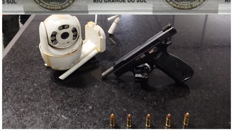 uma Pistola, cinco munições e uma câmera de videomonitoramento apreendidas