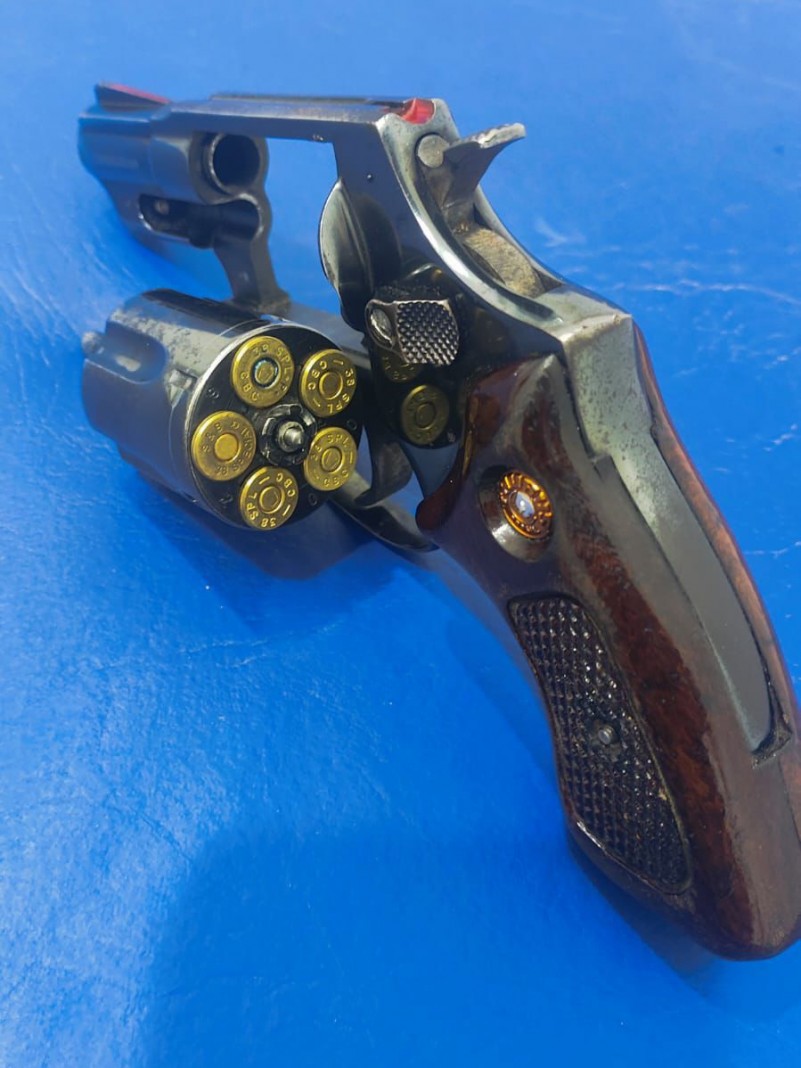 Revólver calibre 38 com cinco munições