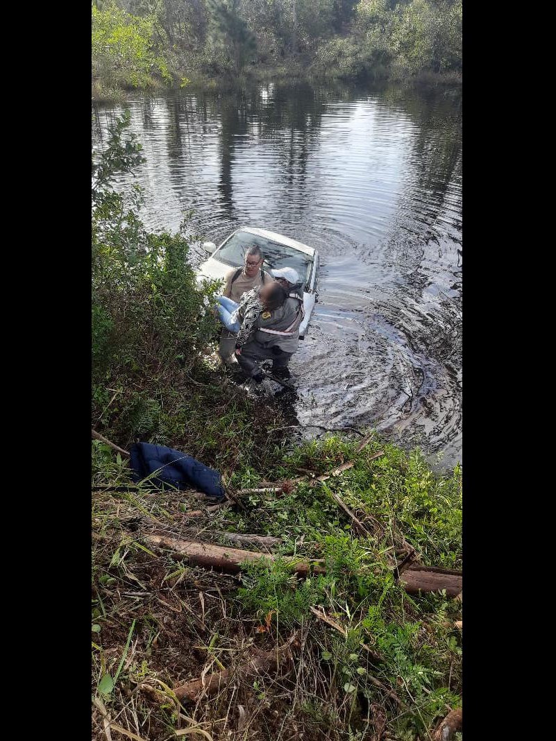 Brigada Militar resgata condutora em acidente na ERS 389, em Arroio do Sal