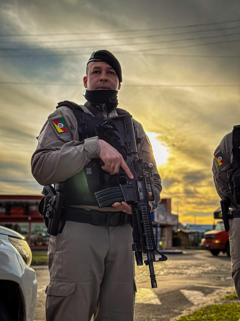 Policial militar da For&ccedil;a T&aacute;tica segurando um fuzil