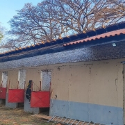 prédio atual, mostra a parte externa das baias dos cavalos